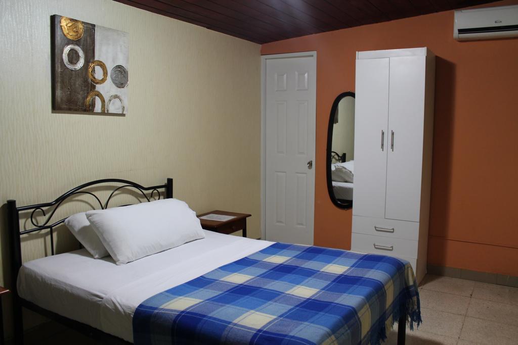 Hostal Cocos Inn Панама Сити Екстериор снимка