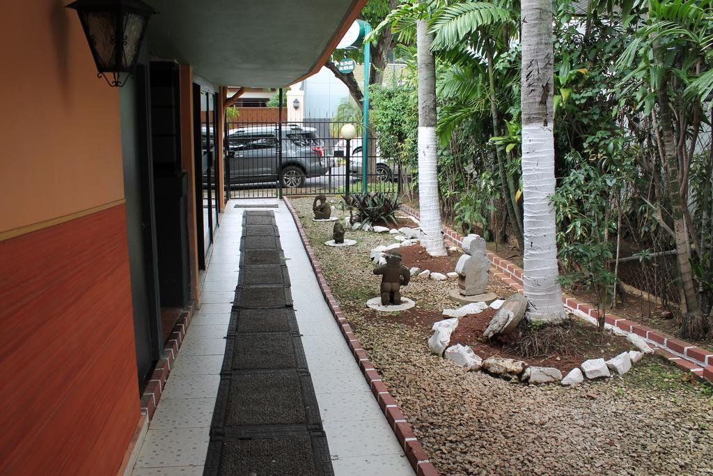 Hostal Cocos Inn Панама Сити Екстериор снимка