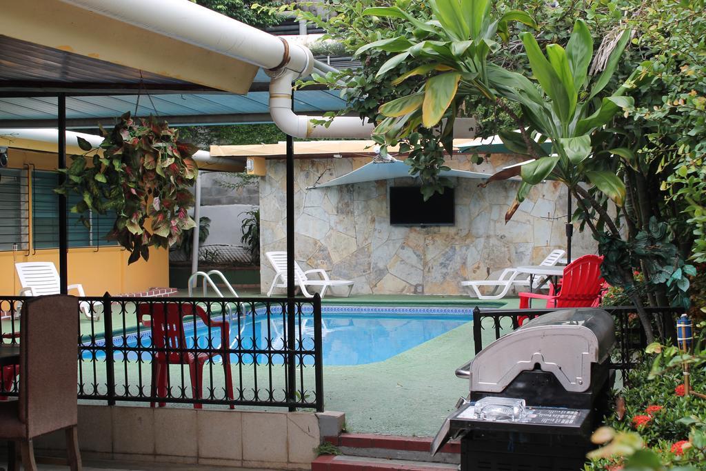 Hostal Cocos Inn Панама Сити Екстериор снимка