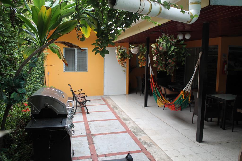 Hostal Cocos Inn Панама Сити Екстериор снимка