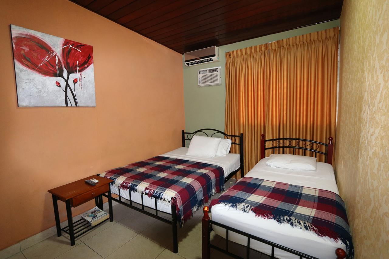 Hostal Cocos Inn Панама Сити Екстериор снимка