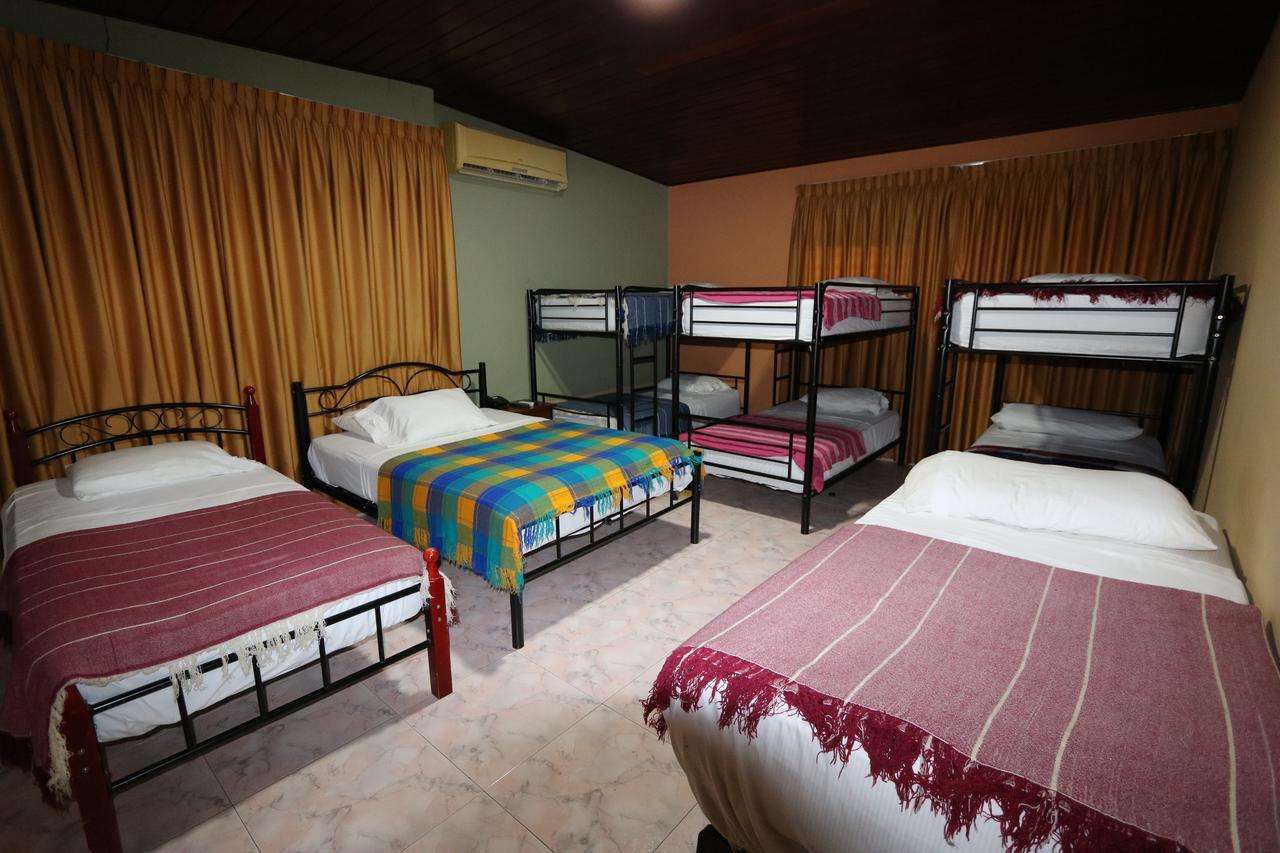 Hostal Cocos Inn Панама Сити Екстериор снимка