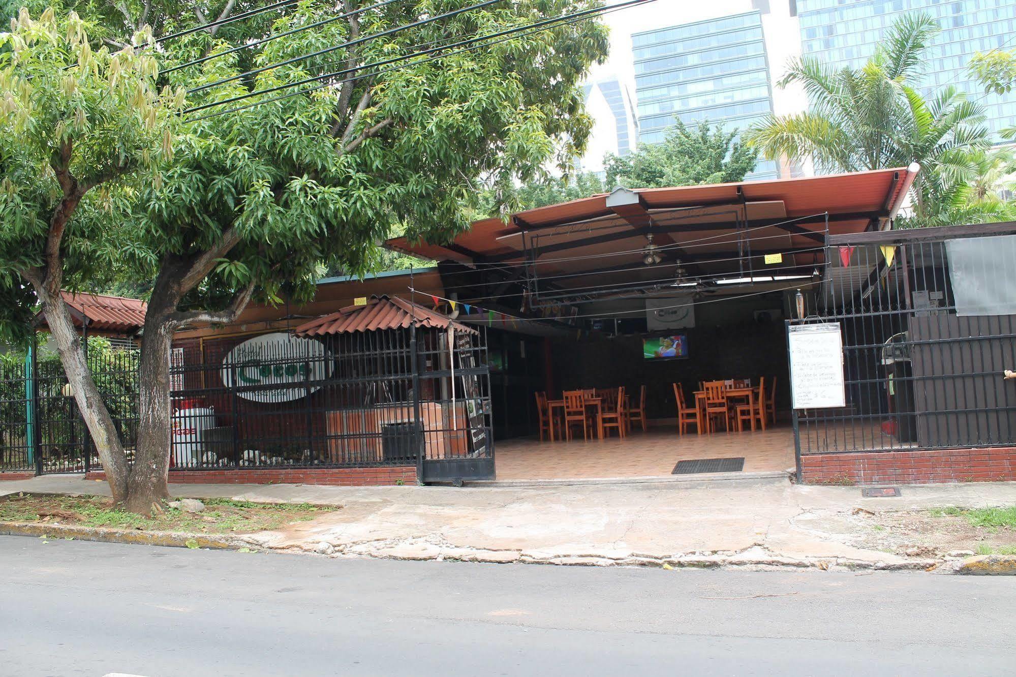 Hostal Cocos Inn Панама Сити Екстериор снимка