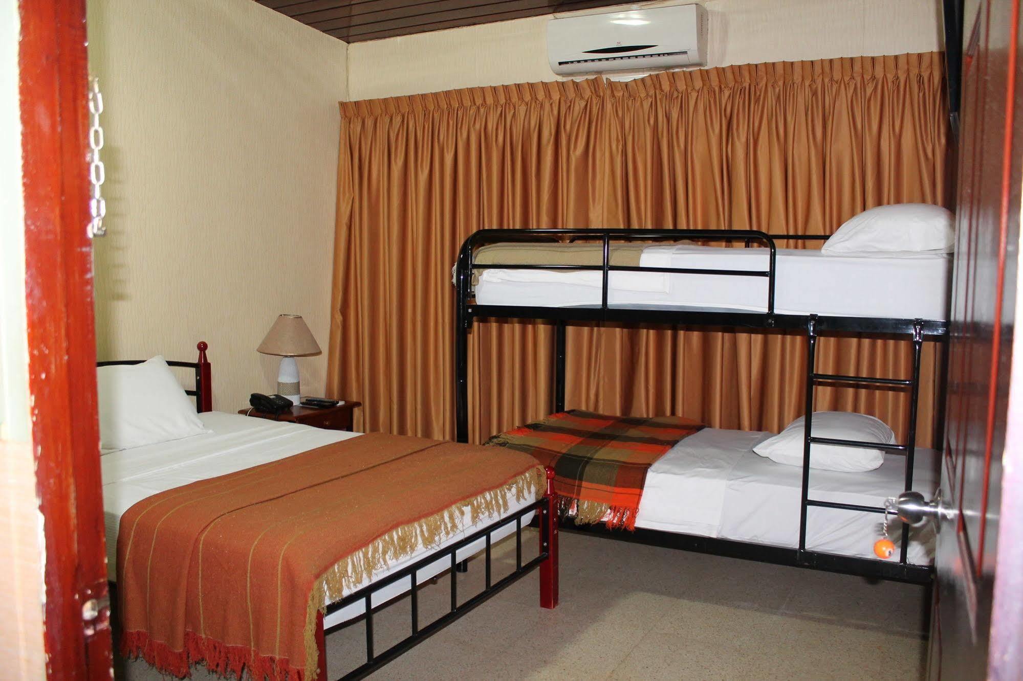Hostal Cocos Inn Панама Сити Екстериор снимка