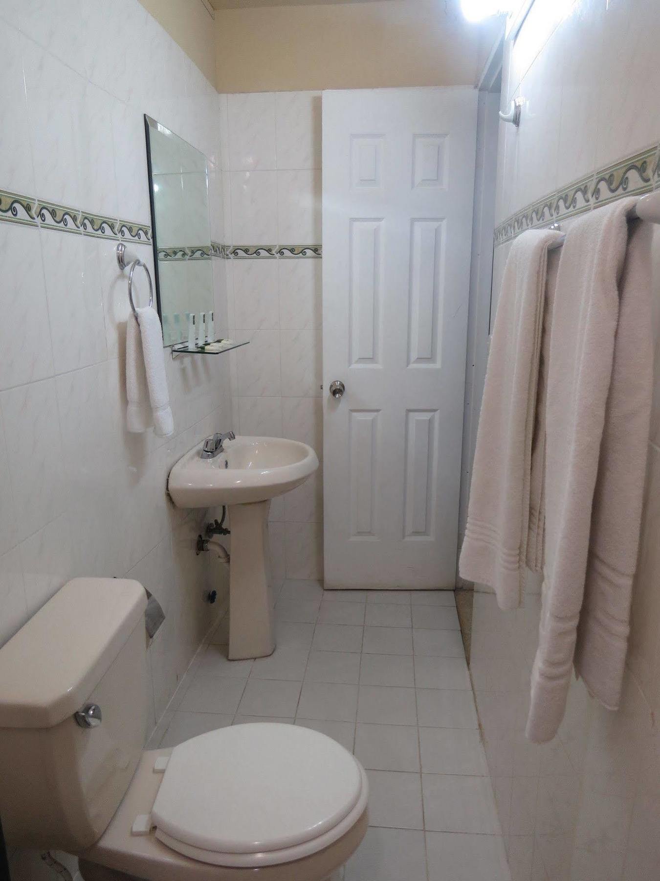 Hostal Cocos Inn Панама Сити Екстериор снимка