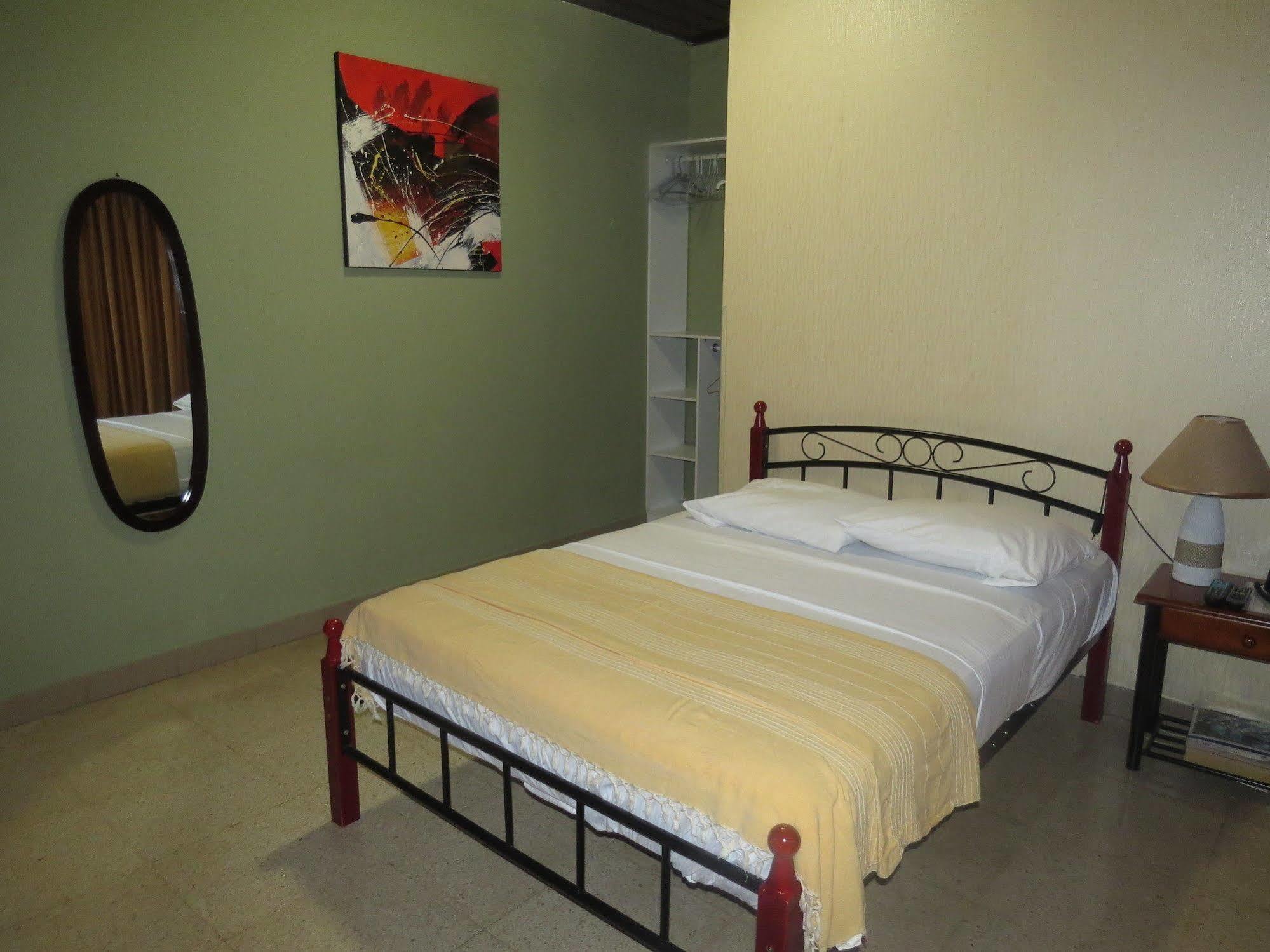 Hostal Cocos Inn Панама Сити Екстериор снимка