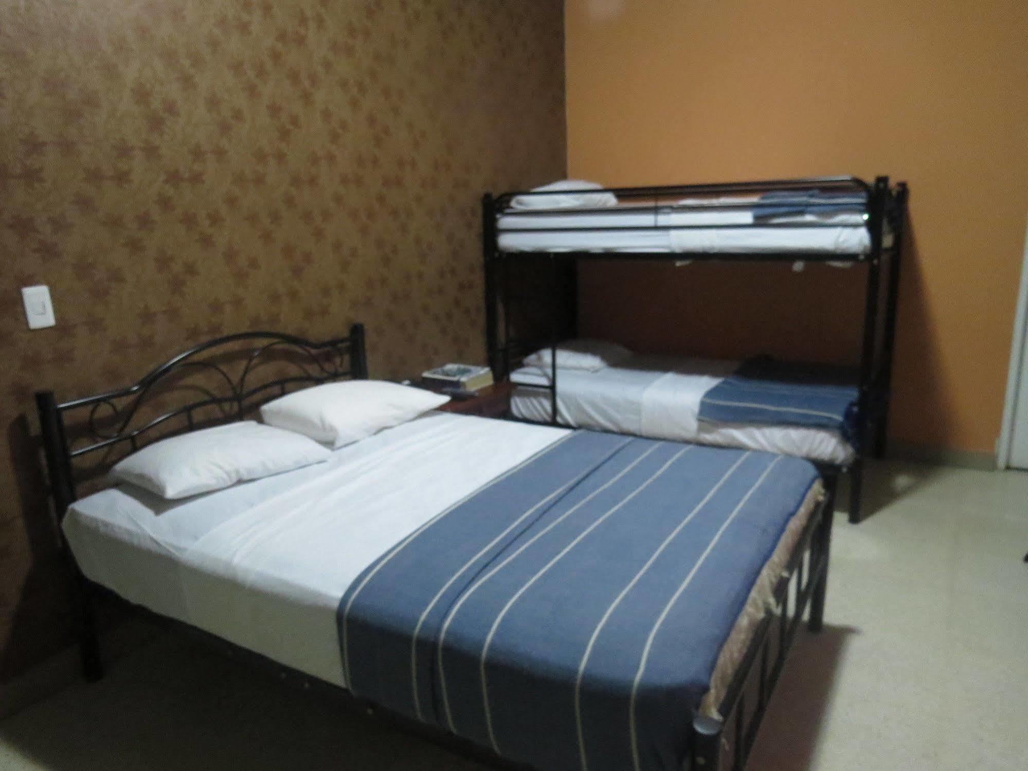 Hostal Cocos Inn Панама Сити Екстериор снимка