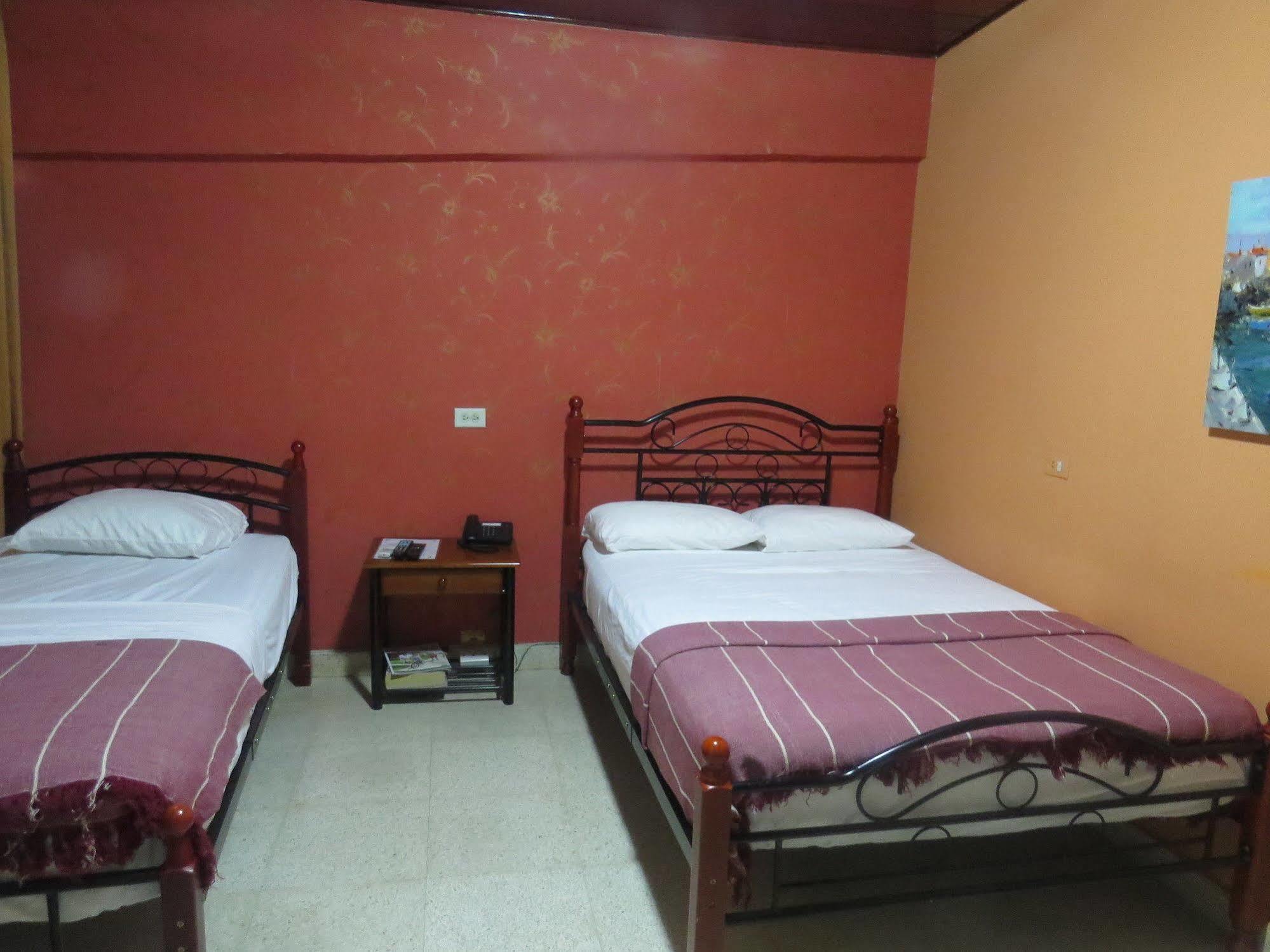 Hostal Cocos Inn Панама Сити Екстериор снимка