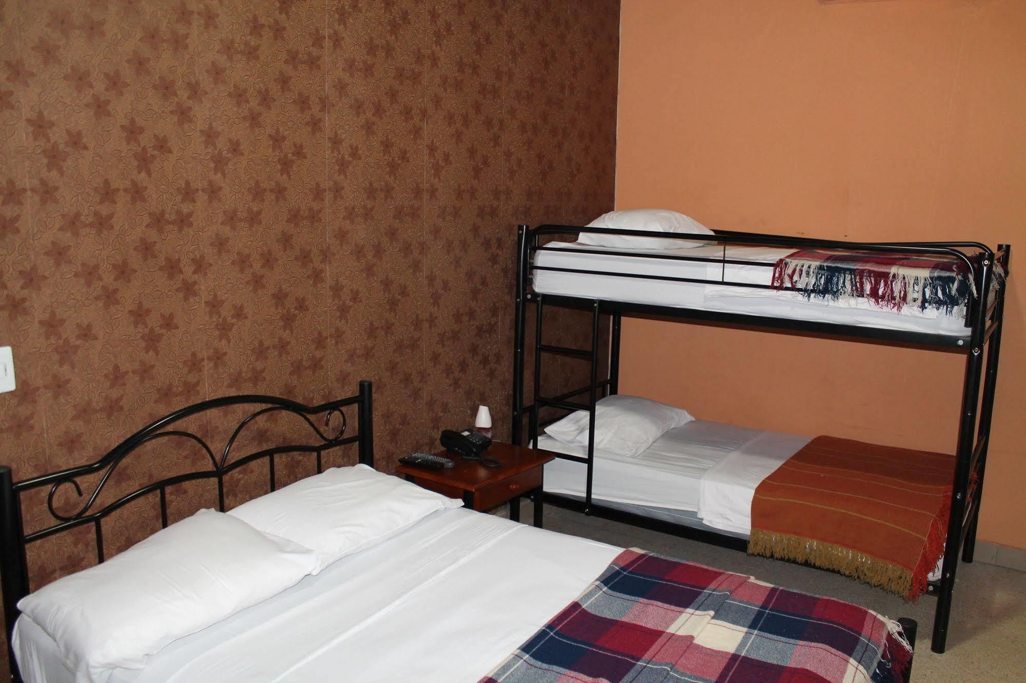 Hostal Cocos Inn Панама Сити Екстериор снимка