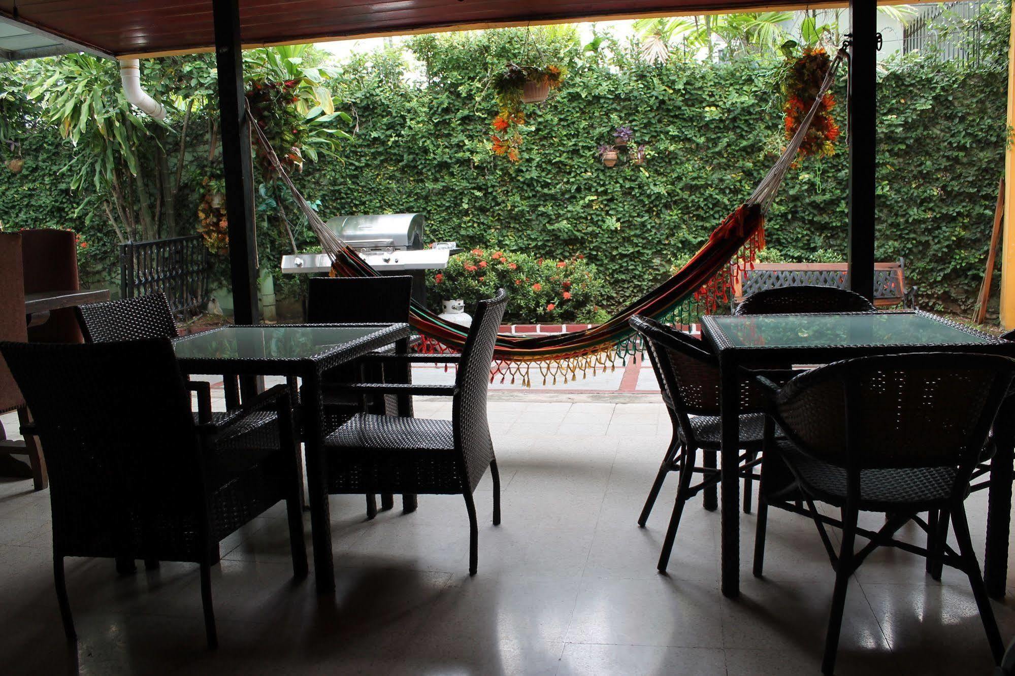 Hostal Cocos Inn Панама Сити Екстериор снимка